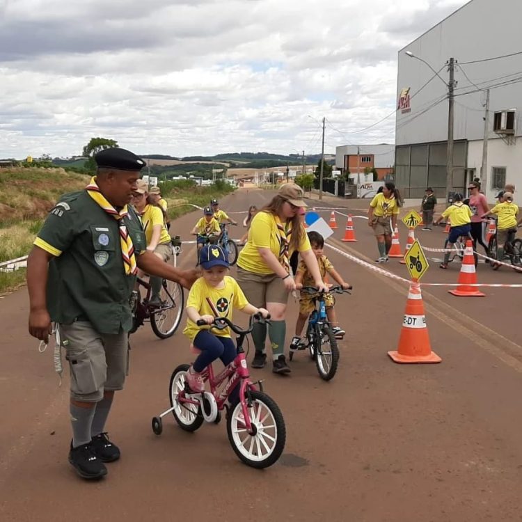 Grupo Rosa dos Ventos realiza atividade para Lobinhos e Escoteiros