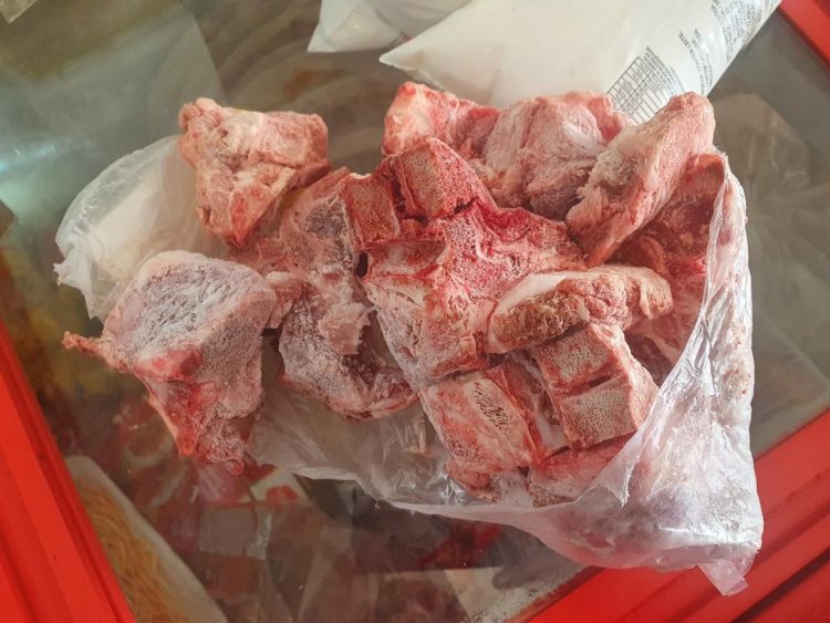 MP interdita estabelecimentos e apreende 780 quilos de alimentos impróprios para o consumo em Erechim