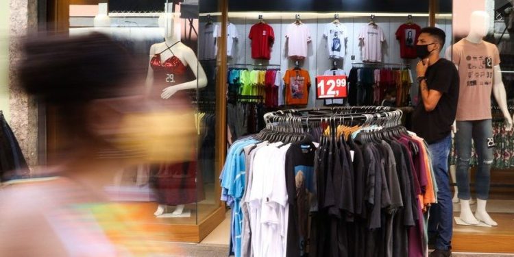 Feriados em dias úteis devem causar impacto negativo de R$ 2 bilhões no comércio gaúcho em 2023