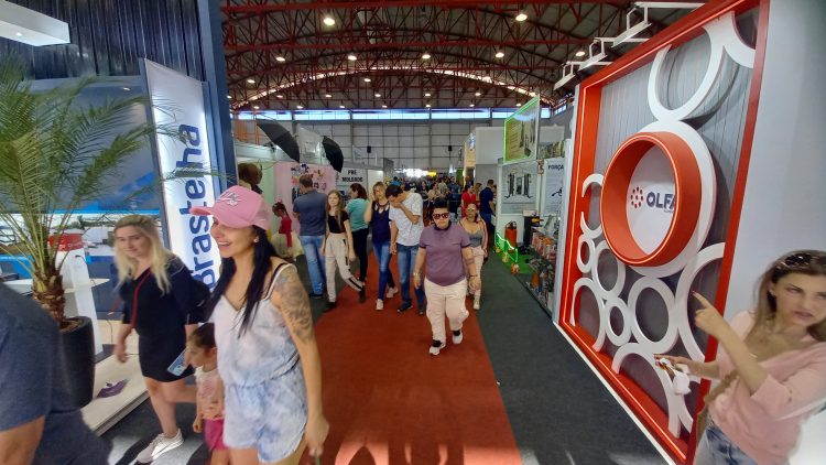 Público que passou pela Frinape no feriado é estimado em mais de 50 mil pessoas