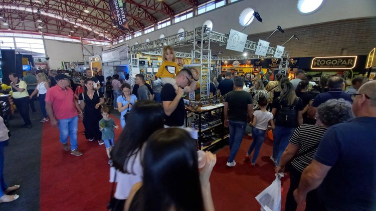 Público que passou pela Frinape no feriado é estimado em mais de 50 mil pessoas