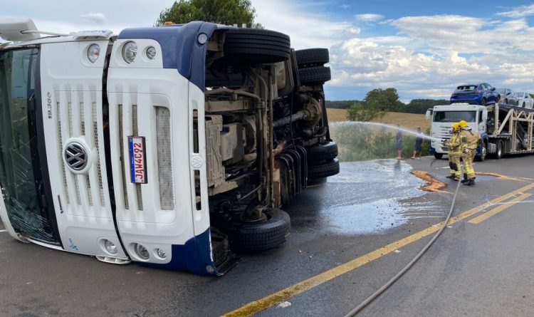 Condutor fica ferido após tombar cegonheira na ERS-135, em Estação