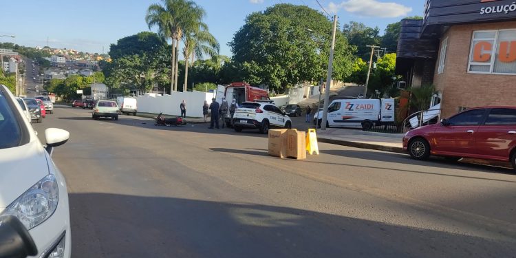 Motorista de carro se envolve em acidente, deixa motociclista ferido e foge do local em Erechim