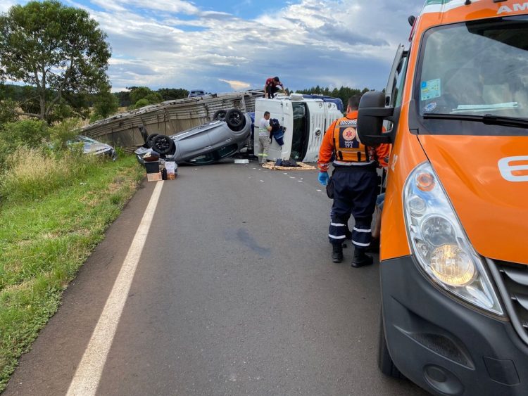 Condutor fica ferido após tombar cegonheira na ERS-135, em Estação