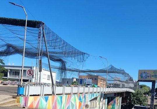 Caminhão danifica decoração natalina no viaduto Ruben Berta em Erechim