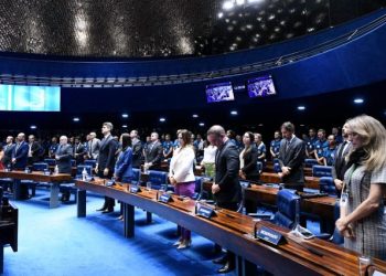 Em dois turnos, Senado aprova PEC da Transição