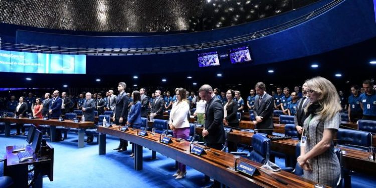 Em dois turnos, Senado aprova PEC da Transição