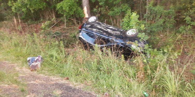 Carro de Erechim capota na ERS 135 entre Getúlio Vargas e Sertão