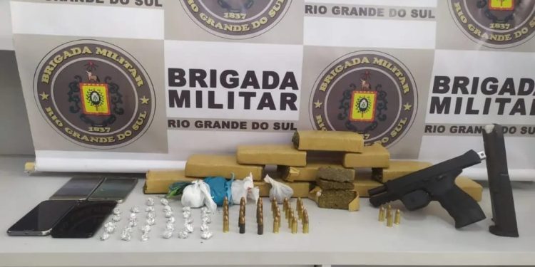 BM prende adulto e apreende adolescente com moto furtada, arma e drogas no Cristo Rei em Erechim