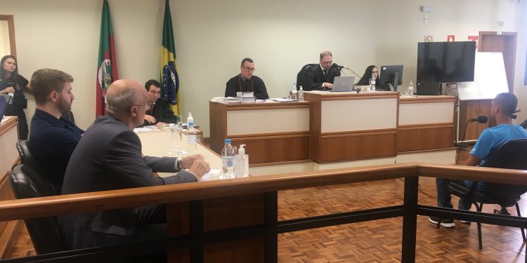 Réu diz que desmaiou antes de atropelar e matar policial em Erechim