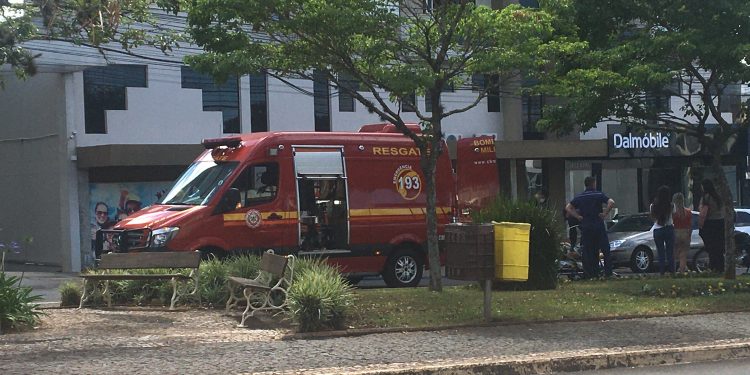 Mulher fica ferida ao sofrer queda de moto na Sete de Setembro