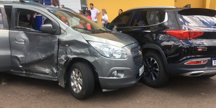 Forte colisão envolve três veículos no centro de Erechim
