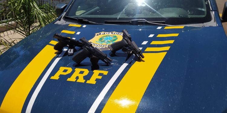 PRF prende homem com armas e carregadores que seriam levados para a região metropolitana
