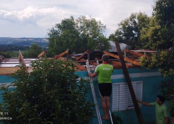 Vendaval destelha casas e causa estragos em Vila Baliza