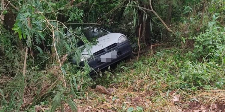 Carro sai da pista e fica pendurado as margens do rio na RS 477 em Erechim