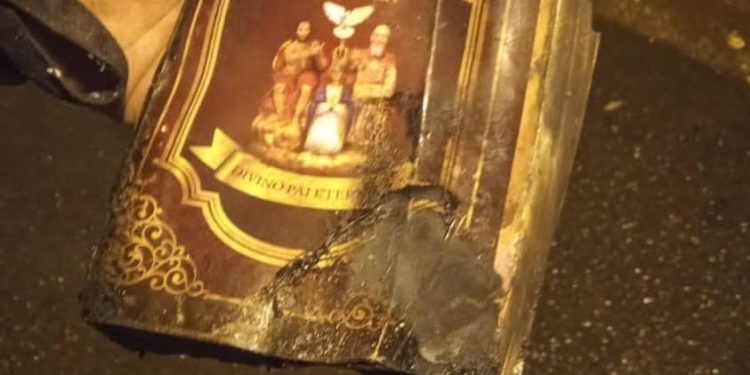 Casa é totalmente destruída em incêndio, mas bíblia permanece intacta em Erval Grande