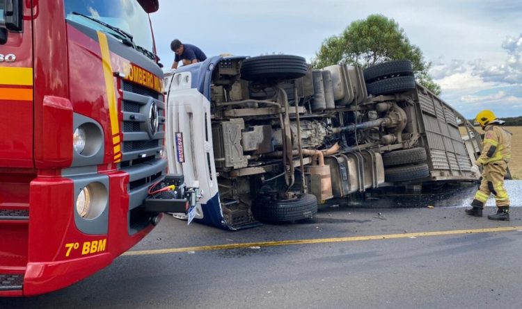 Condutor fica ferido após tombar cegonheira na ERS-135, em Estação