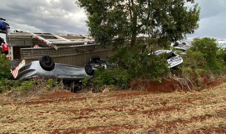 Condutor fica ferido após tombar cegonheira na ERS-135, em Estação
