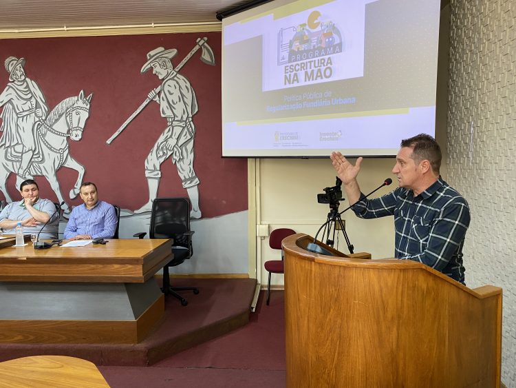 Programa “Escritura na Mão” vai beneficiar cerca de mil famílias em Erechim