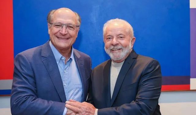 Lula é diplomado presidente do Brasil no Tribunal Superior Eleitoral