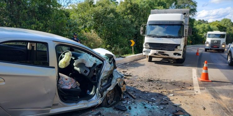 Quatro pessoas ficam feridas em grave acidente na BR 386
