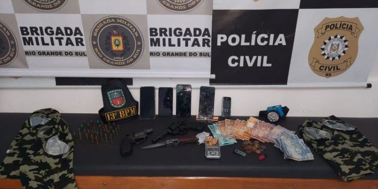 Operação conjunta entre BM e PC prende sete pessoas e apreende armas e drogas em Nonoai