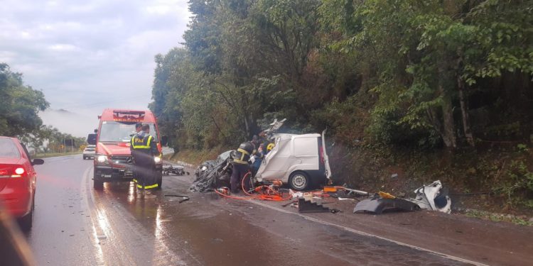 Colisão entre carro e carreta na BR 153 em Severiano de Almeida