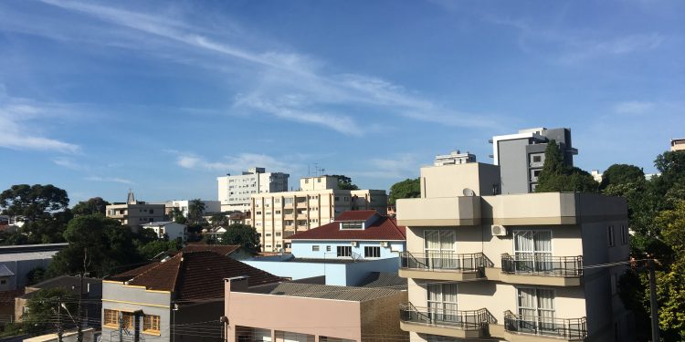Próximos dias terão chuvas rápidas e onda de calor no RS