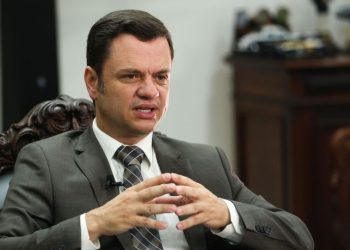 Ex-ministro Anderson Torres chega a Brasília e se entrega à Polícia Federal