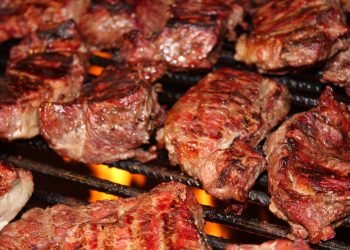 Búfalos invadem praia e marcam presença no maior churrasco do mundo