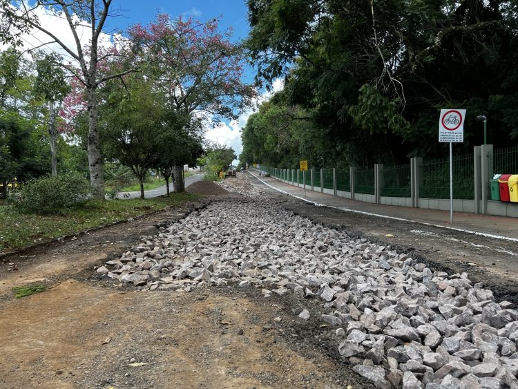 Prefeitura está realizando melhorias na rua Henrique Dias