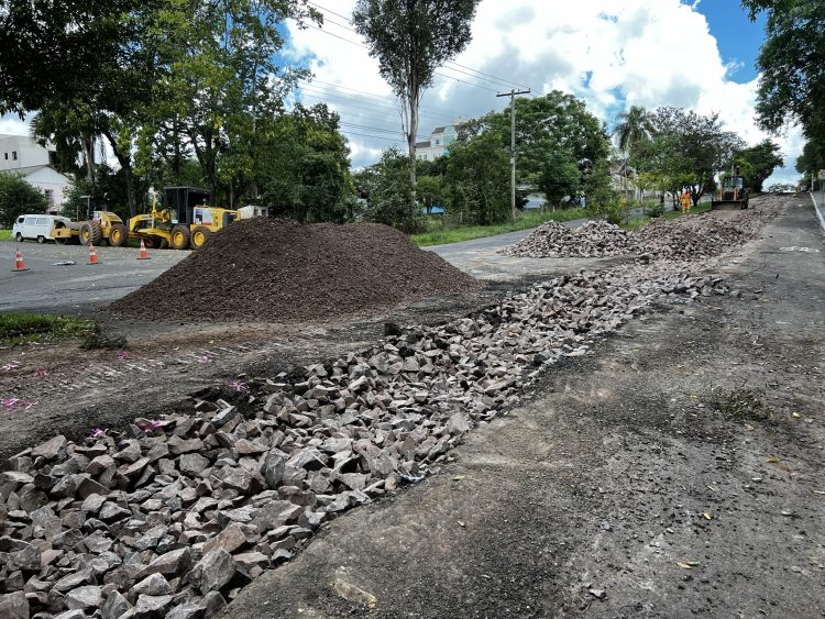 Prefeitura está realizando melhorias na rua Henrique Dias