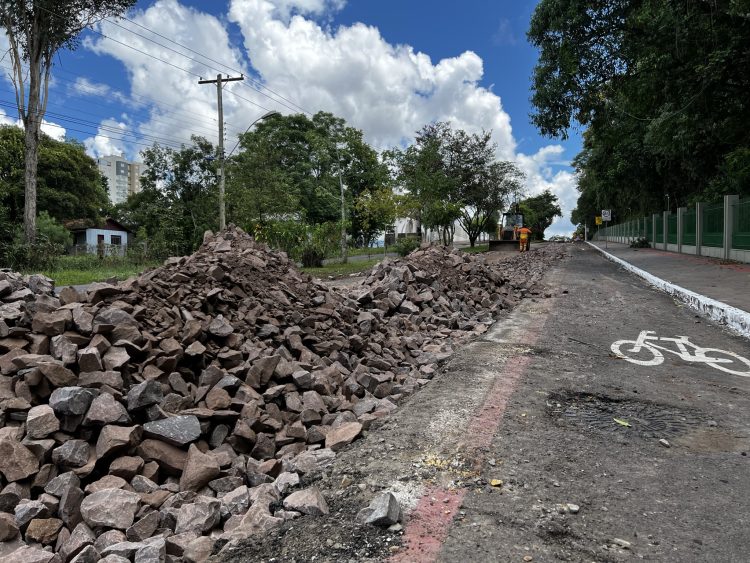 Prefeitura está realizando melhorias na rua Henrique Dias
