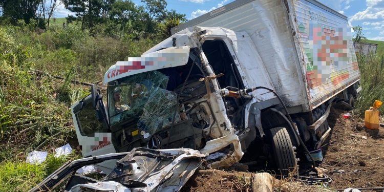 Motorista de caminhão fica ferido em acidente na ERS 135 em Getúlio Vargas
