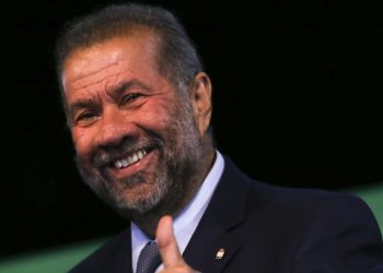 Ministro de Lula nomeia a si mesmo para cargo com remuneração que pode superar R$ 20 mil