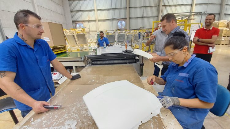 Prefeito visita Plaxmetal e destaca momento positivo que vive o município