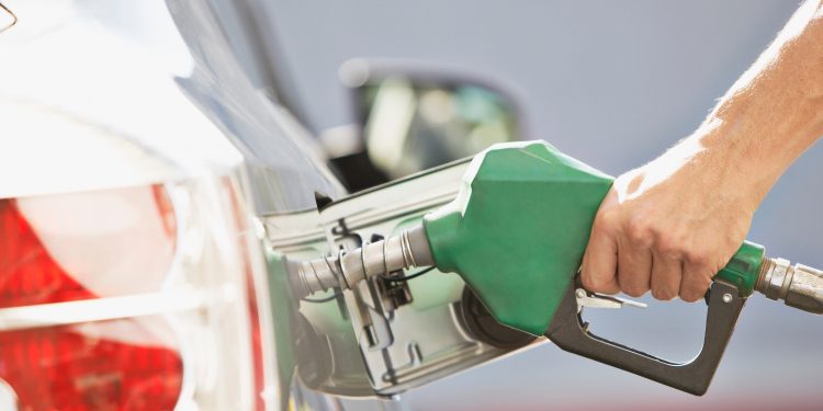 Petrobras anuncia aumento de R$ 0,23 no preço da gasolina para distribuidoras
