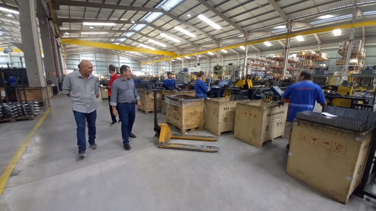 Prefeito visita Plaxmetal e destaca momento positivo que vive o município