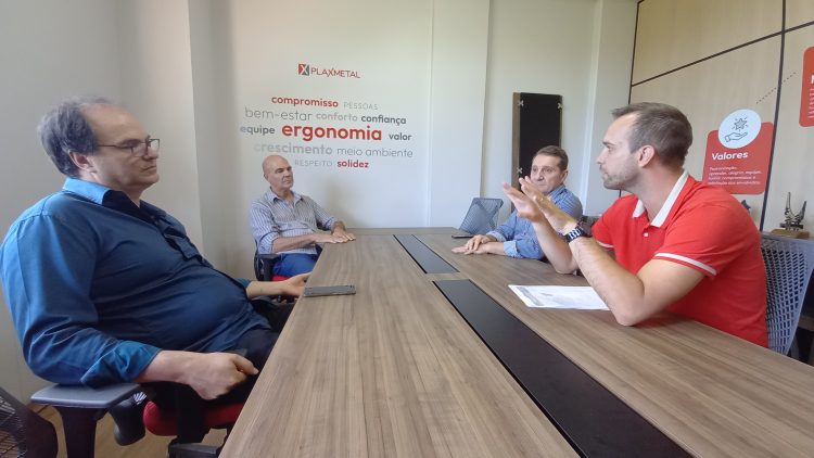 Prefeito visita Plaxmetal e destaca momento positivo que vive o município