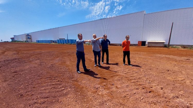 Prefeito visita Plaxmetal e destaca momento positivo que vive o município