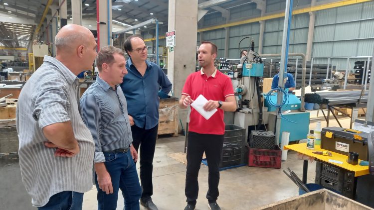 Prefeito visita Plaxmetal e destaca momento positivo que vive o município