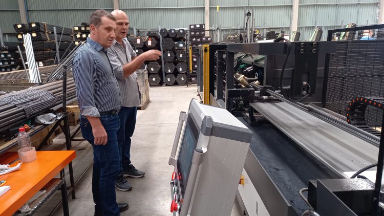 Prefeito visita Plaxmetal e destaca momento positivo que vive o município