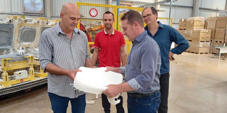 Prefeito visita Plaxmetal e destaca momento positivo que vive o município