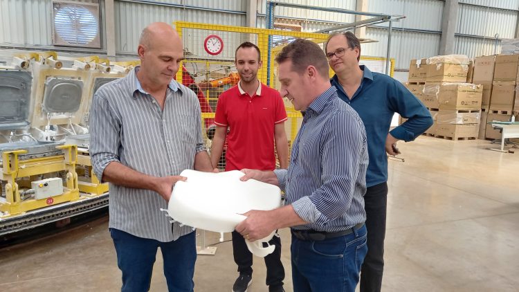 Prefeito visita Plaxmetal e destaca momento positivo que vive o município