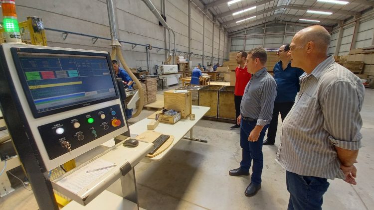 Prefeito visita Plaxmetal e destaca momento positivo que vive o município