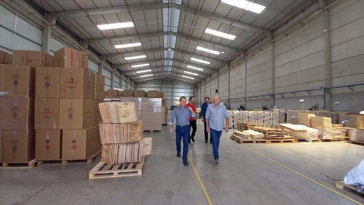 Prefeito visita Plaxmetal e destaca momento positivo que vive o município