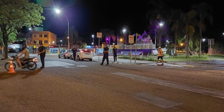 Taxis, motos e veículos de aplicativo são fiscalizados durante operação em Erechim
