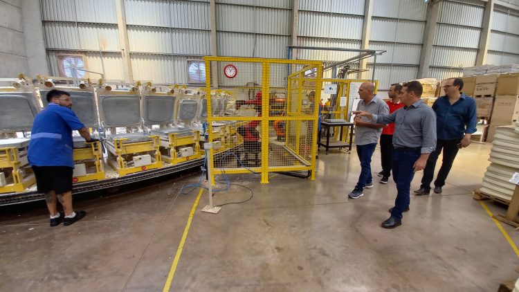 Prefeito visita Plaxmetal e destaca momento positivo que vive o município