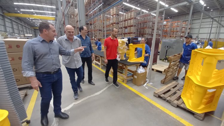 Prefeito visita Plaxmetal e destaca momento positivo que vive o município