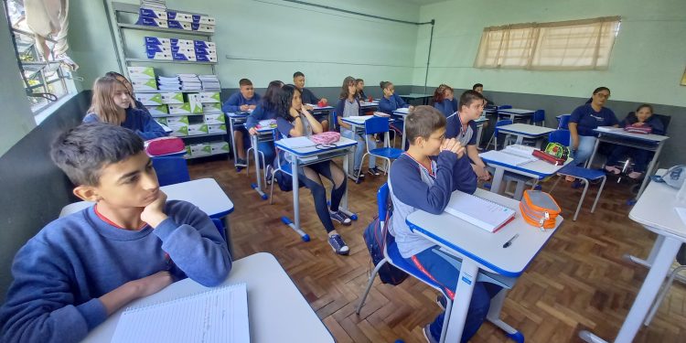 Estudantes do Ensino Fundamental voltam às aulas